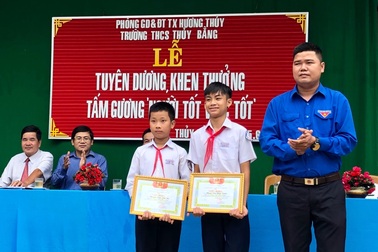 Tuyên dương 2 học sinh “nhặt được của rơi trả lại, không nhận tiền cảm tạ”