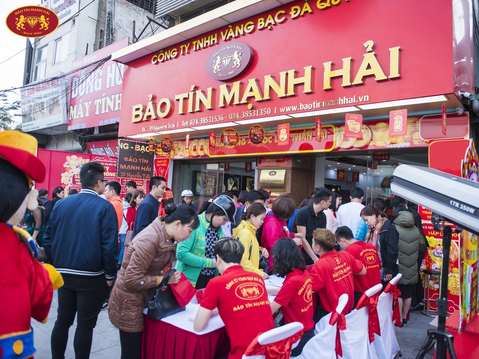 Không khí mua sắm nhộn nhịp ngày vía Thần tài 2020 tại Bảo Tín Mạnh Hải - 1