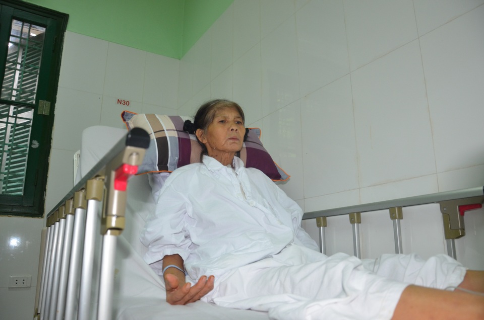 Rớt nước mắt cảnh người phụ nữ nghèo nhập viện chỉ có 100 nghìn đồng - 2 Rớt nước mắt cảnh người phụ nữ nghèo nhập viện chỉ có 100 nghìn đồng - 2