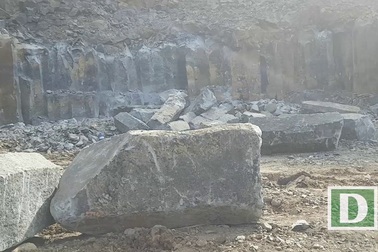 Hiện trường loang lổ vết máu và nồng nặc mùi thuốc nổ