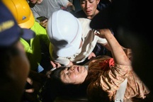 Người Myanmar đào bới bằng tay, chạy đua tìm sự sống sau thảm họa động đất