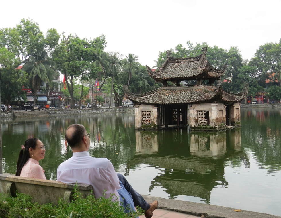 Đại sứ Pháp leo 250 bậc lên núi, thăm ngôi chùa 1.000 năm tuổi ở Hà Nội - 7