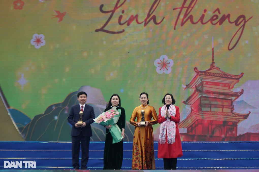 Hàng nghìn người tham dự hội Xuân Tam Chúc 2025 - 2 Hàng nghìn người tham dự hội Xuân Tam Chúc 2025 - 2
