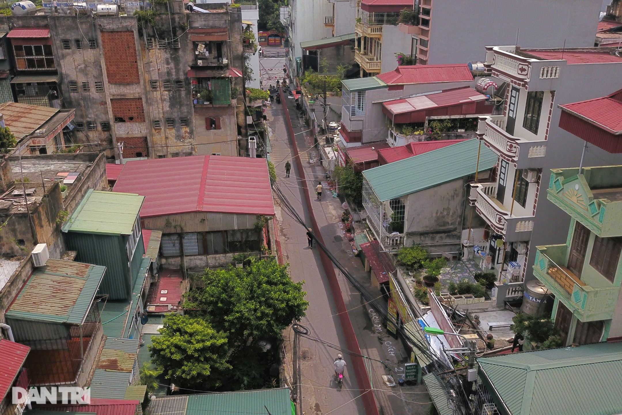 Hà Nội: Dựng bức tường tôn dài 200 m chia đôi 2 quận để phòng dịch - 2 Hà Nội: Dựng bức tường tôn dài 200 m chia đôi 2 quận để phòng dịch - 2