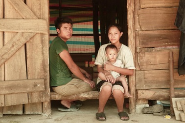 Xót xa chàng trai người Dao gồng gánh cả gia đình nghèo khó, bệnh tật