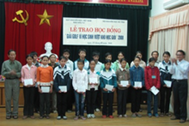 Hà Tĩnh: 50 em được trao học bổng “Golf vì học sinh vượt khó học giỏi 2008”