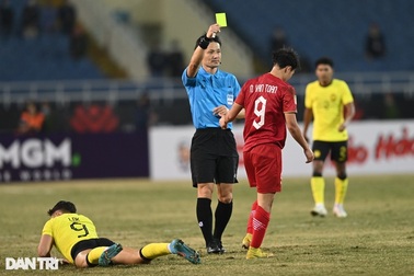 Tiết lộ bất ngờ về vị trọng tài thổi phạt đền cho tuyển Việt Nam