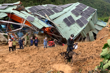 Sạt lở lấp thủy điện: Nổ mìn phá đá, dùng chó nghiệp vụ tìm người mất tích