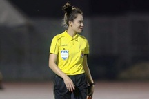 Nữ trợ lý trọng tài giải hạng Nhất gây sốt vì quá gợi cảm