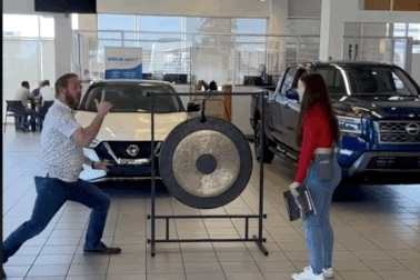 Bài học nhớ đời của nhân viên đại lý ô tô khi ăn mừng chốt đơn