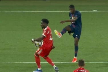 Tranh cãi gay gắt về quả phạt đền giúp PSG hưởng lợi