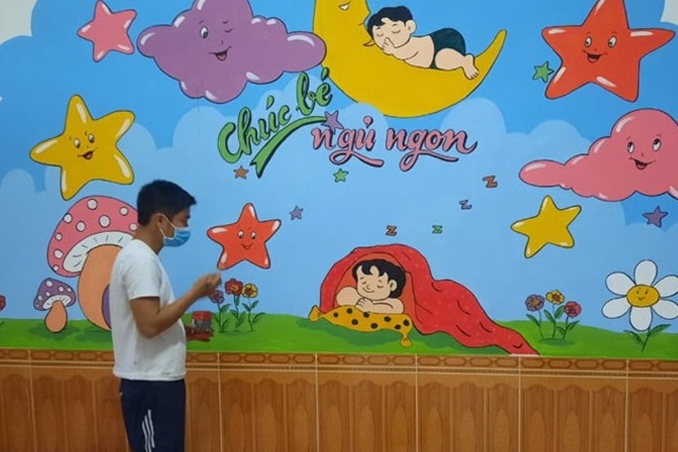 Thầy giáo lột xác tường bong tróc thành bích họa tại khu cách ly - 1 Thầy giáo lột xác tường bong tróc thành bích họa tại khu cách ly - 1