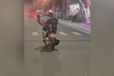 Thanh niên lái xe máy bằng chân dương tính với ma túy