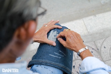 Người đàn ông làm nghề xé đồ jean với chiếc áo giá 20 triệu đồng