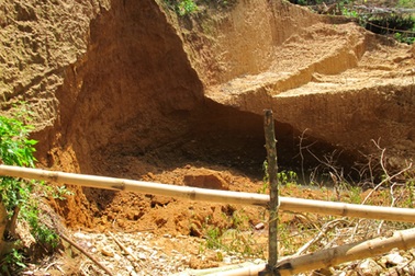 Cận cảnh hầm vàng bị sập vùi chết 5 người