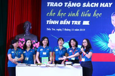 Trao tặng sách hay cho gần 100 trường tiểu học ở Bến Tre