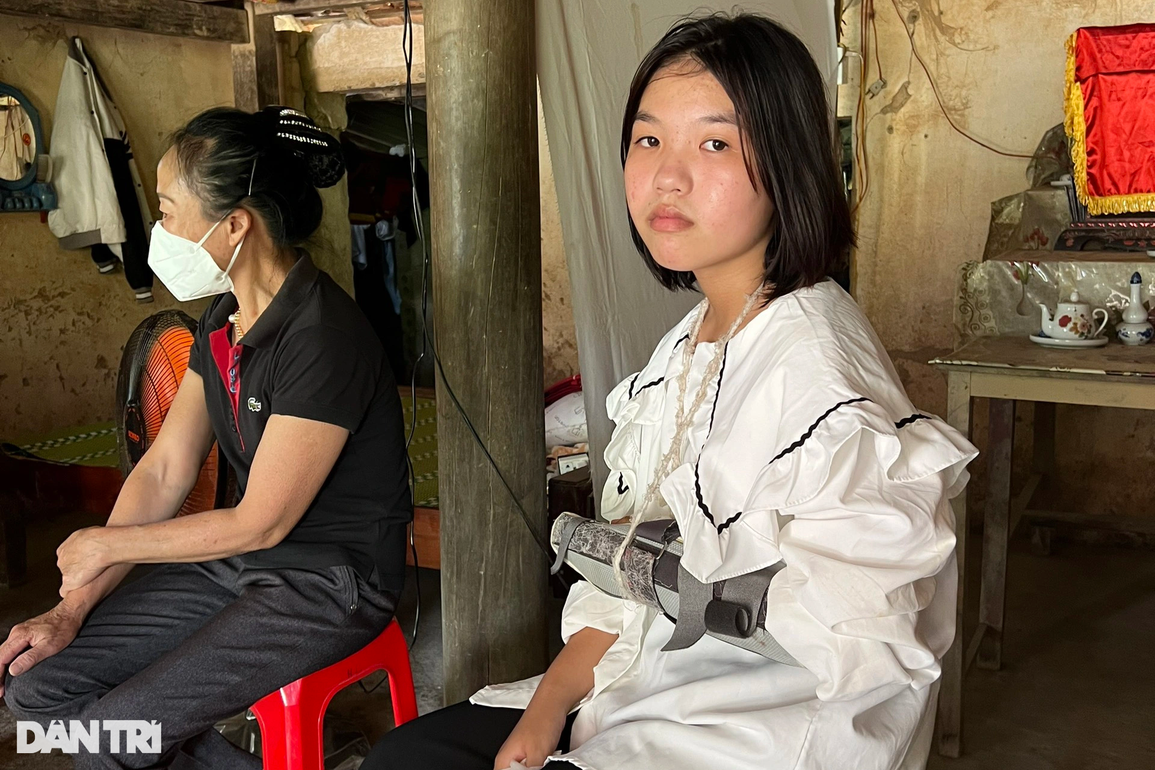 Nữ sinh lớp 9 một mình nuôi bố bại liệt được giúp đỡ hơn 100 triệu đồng - 2 Nữ sinh lớp 9 một mình nuôi bố bại liệt được giúp đỡ hơn 100 triệu đồng - 2