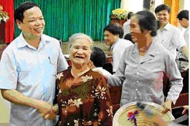 Cái ví của ông Chủ tịch, nụ cười của vị Bí thư