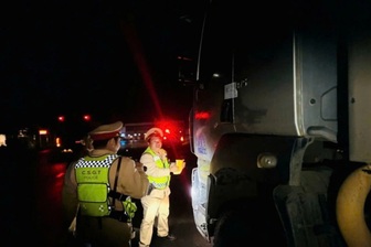 Từ việc không hạ đèn pha dù được báo hiệu, tài xế lộ vi phạm nghiêm trọng