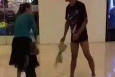 Cãi nhau tại trung tâm thương mại, cặp đôi thi nhau lột đồ