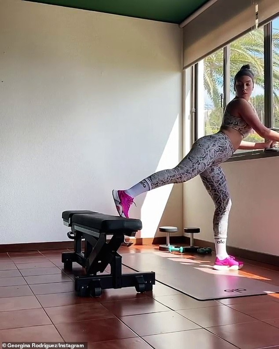 Bạn gái tình tứ ôm Cristiano Ronaldo trong phòng gym - 4 Bạn gái tình tứ ôm Cristiano Ronaldo trong phòng gym - 4