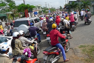 Dân hối hả chơi xuân, tỉnh lộ kẹt xe hàng giờ