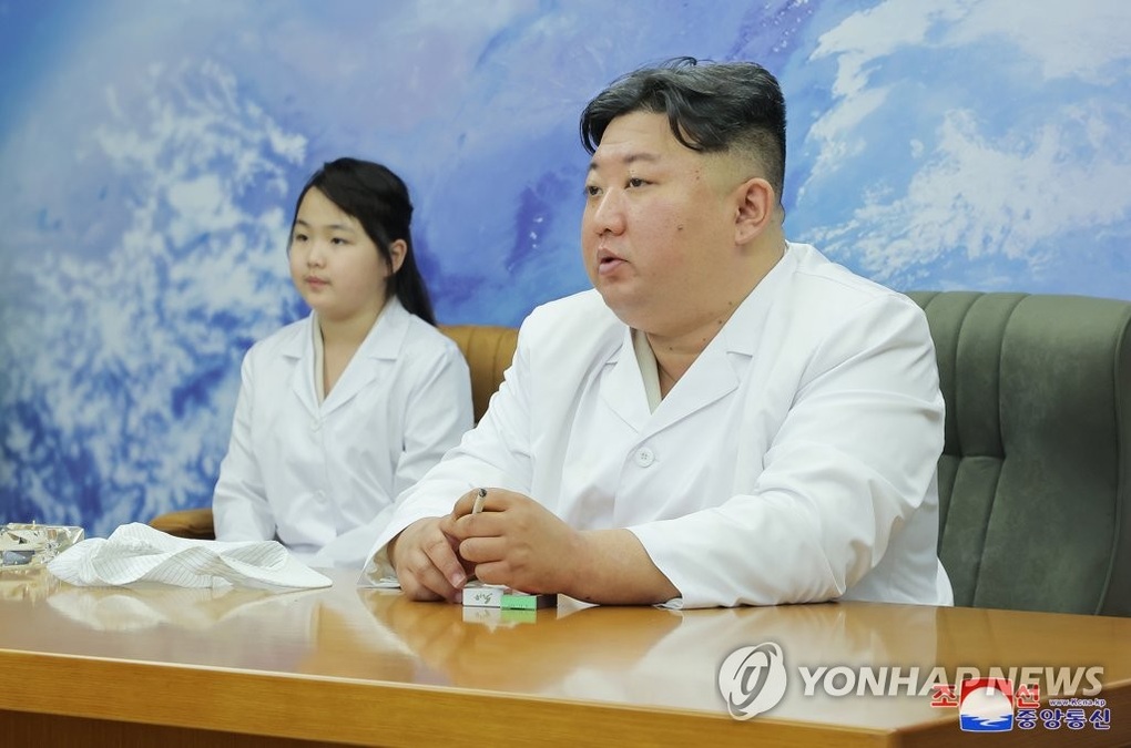 Con gái ông Kim Jong-un cùng cha thị sát trung tâm vệ tinh - 1 Con gái ông Kim Jong-un cùng cha thị sát trung tâm vệ tinh - 1