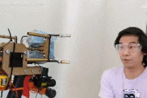 Youtuber chế máy đeo khẩu trang tự động để phòng Covid-19