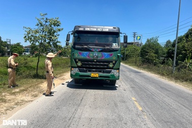 Xử lý xe quá tải trên tuyến đường huyết mạch của TP Vinh