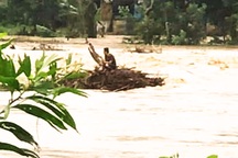 Thót tim giải cứu người đàn ông mắc kẹt giữa dòng lũ dữ