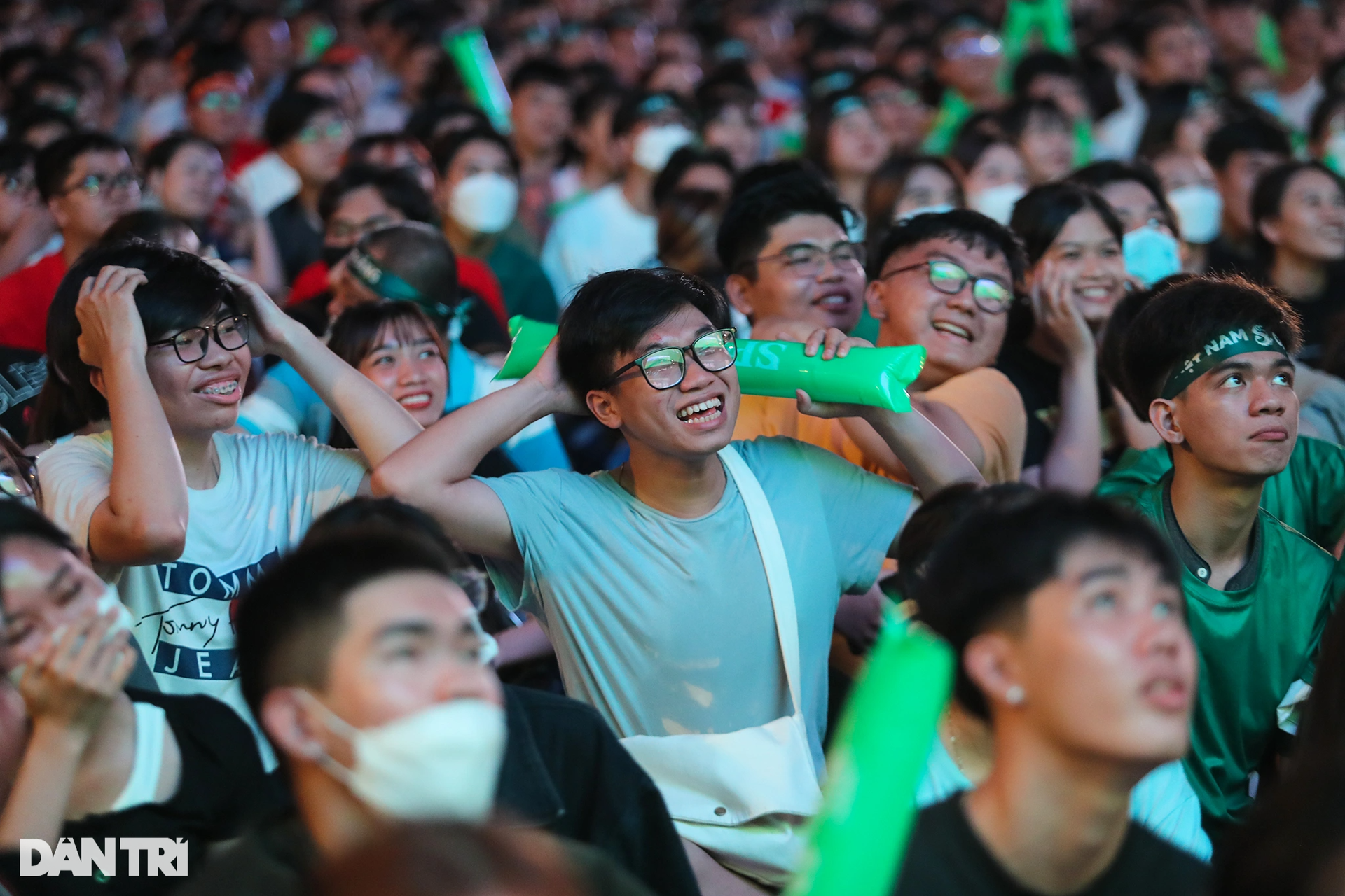 Biển người ăn mừng trên phố Nguyễn Huệ khi U23 Việt Nam vào tứ kết châu Á - 7 Biển người ăn mừng trên phố Nguyễn Huệ khi U23 Việt Nam vào tứ kết châu Á - 7
