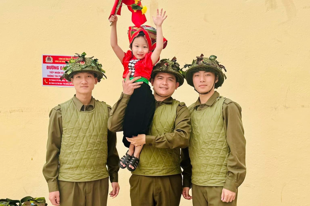 Đằng sau khoảnh khắc em bé tượng đài dưới mưa ở Điện Biên Phủ gây sốt - 2 Đằng sau khoảnh khắc em bé tượng đài dưới mưa ở Điện Biên Phủ gây sốt - 2