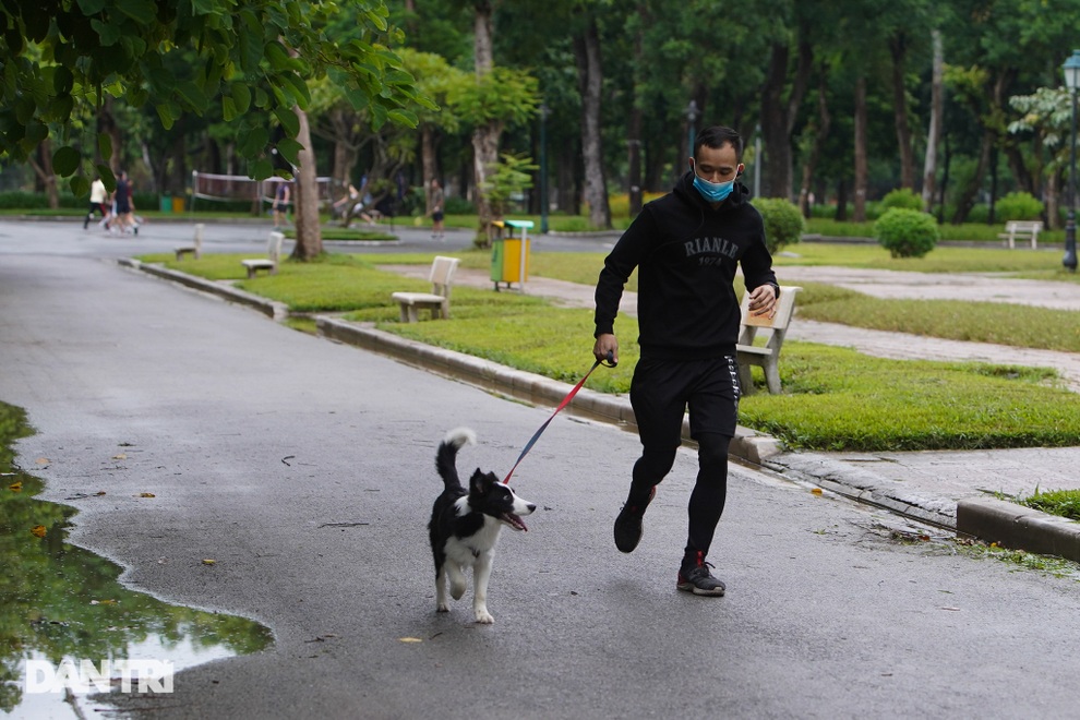 Công viên ở Hà Nội mở cửa, người dân đội mưa vào tập thể dục từ tờ mờ sáng - 7 Công viên ở Hà Nội mở cửa, người dân đội mưa vào tập thể dục từ tờ mờ sáng - 7