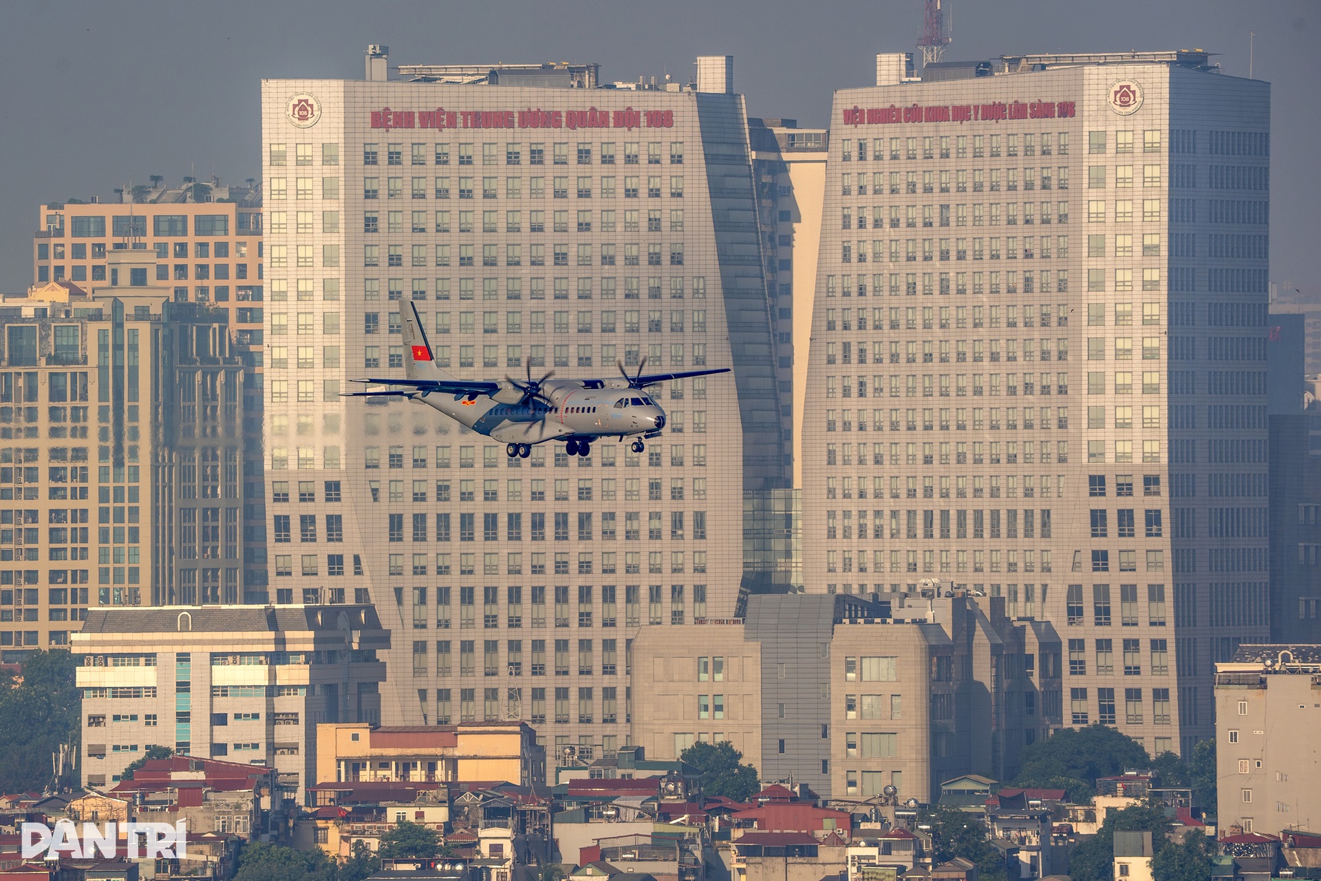 Casa C-295 khoác áo mới, hợp biên 4 máy bay vận tải trên bầu trời Hà Nội - 11