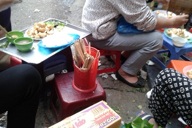 Những hình ảnh đáng sợ về thói "bạ đâu cũng ăn" của người Việt