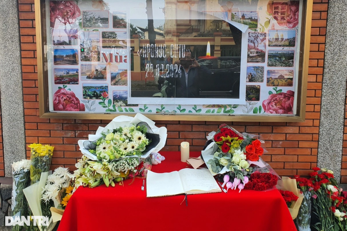 Người dân Đà Nẵng đặt hoa tưởng niệm nạn nhân bị khủng bố ở Nga - 1