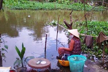 Chính quyền “bó tay” trước các dòng kênh hôi thối