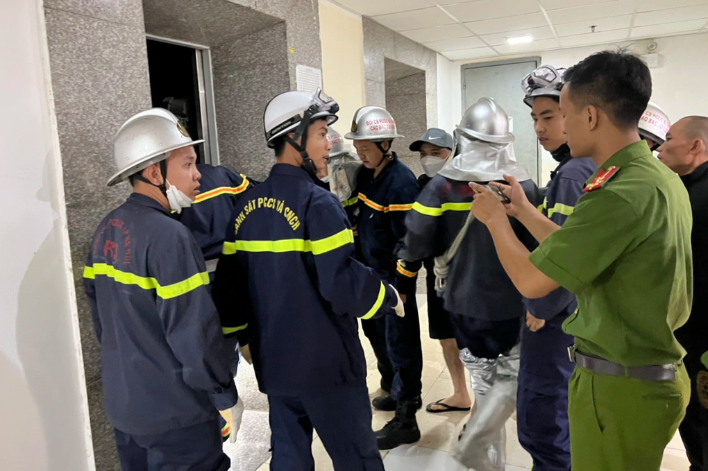 14 chiến sĩ giải cứu bé gái mắc kẹt trong thang máy - 1 14 chiến sĩ giải cứu bé gái mắc kẹt trong thang máy - 1