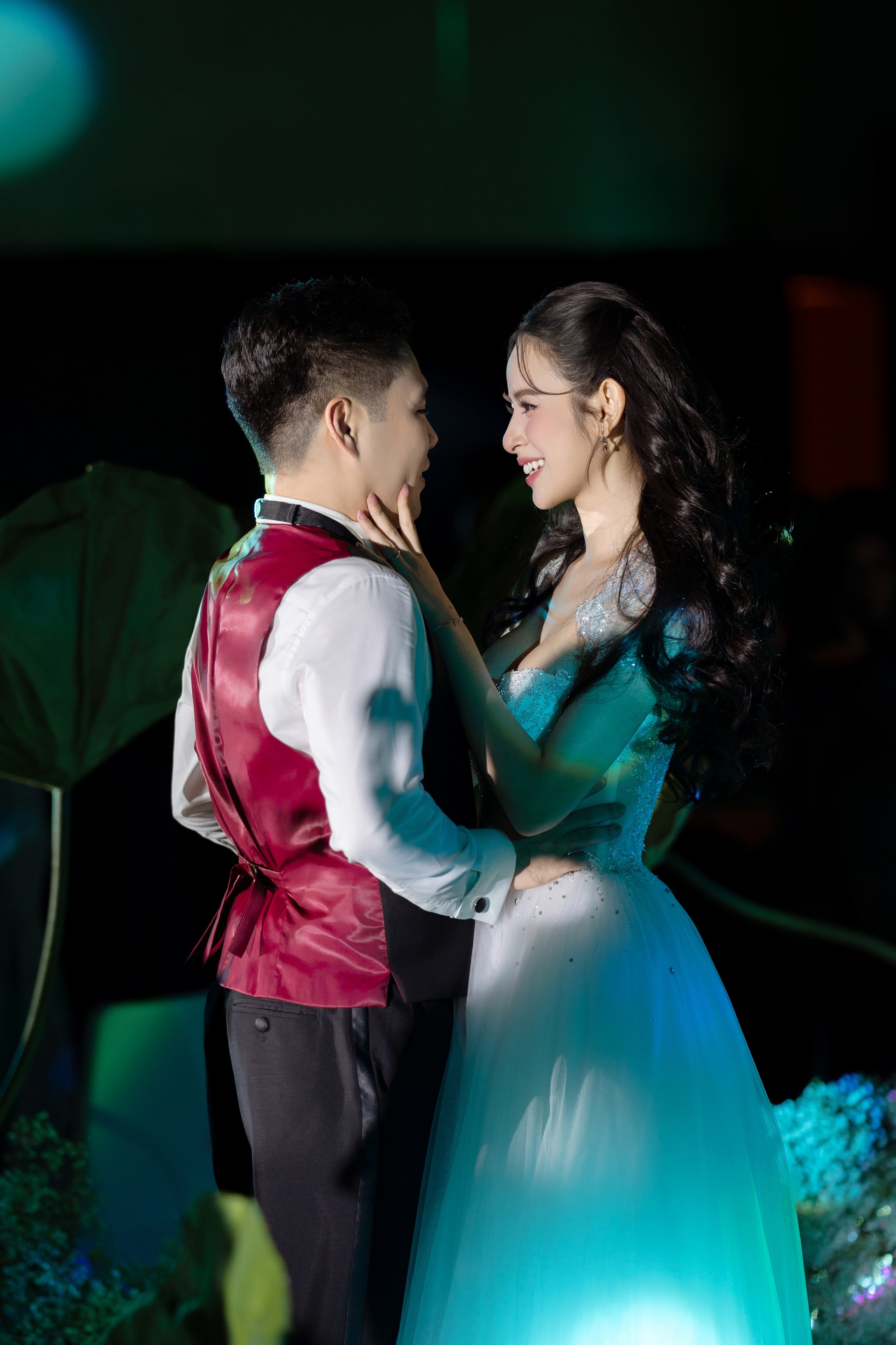 Hương Liên bật khóc bên chồng hơn 12 tuổi trong đám cưới hào môn xa hoa - 10 Hương Liên bật khóc bên chồng hơn 12 tuổi trong đám cưới hào môn xa hoa - 10