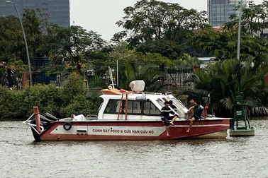 Nam thanh niên mặc áo xe ôm công nghệ nhảy xuống rạch ở TPHCM