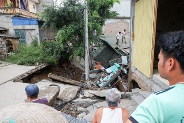 Hà Nội: Đê sụt thành hố lớn "nuốt trọn" nhà dân