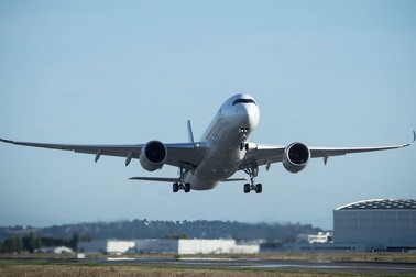 Bên trong máy bay thương mại thực hiện chuyến bay dài kỷ lục 19 giờ