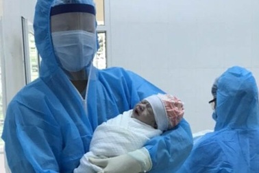 Bé trai chào đời an toàn tại khu cách ly Covid-19