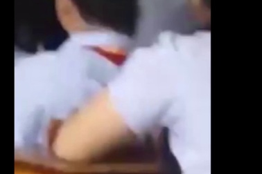 Giám thị đánh học sinh trên bục giảng