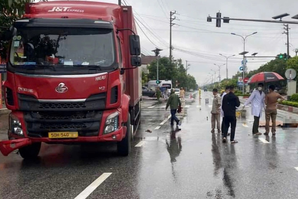 Hai vợ chồng tử vong sau tai nạn liên hoàn trên quốc lộ - 1 Hai vợ chồng tử vong sau tai nạn liên hoàn trên quốc lộ - 1