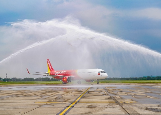 Tàu bay thế hệ mới A321neo ACF 240 của Vietjet được chào đón với nghi thức vòi rồng .