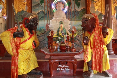 Chuyện huyền bí về 2 pho tượng khổng lồ Ông Đỏ, Ông Đen