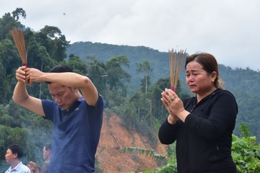 Người thân gào khóc giữa mênh mông sạt lở Rào Trăng