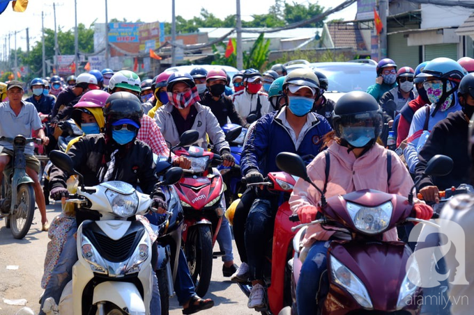 Bình Dương: Bố mẹ ẵm con, tay xách nách mang trở lại thành phố làm việc giữa trời nắng gắt, trẻ con ngủ gục trên xe - Ảnh 3. Bình Dương: Bố mẹ ẵm con, tay xách nách mang trở lại thành phố làm việc giữa trời nắng gắt, trẻ con ngủ gục trên xe - Ảnh 3.