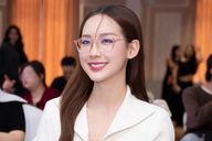 2 món phụ kiện không thể thiếu của hoa hậu 1,86m nói tiếng Anh "như gió"